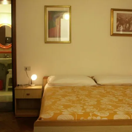 Corona Hotel 2*